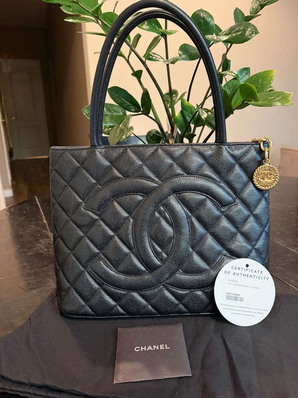 CHANEL Caviar Quilted Medallion Tote bag in black leather. Vintage Y2K Classic